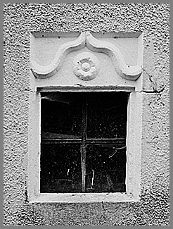 Ferme, élévation antérieure, petite fenêtre avec ub arc en accolade à droite de la porte d'écurie, ensemble face.