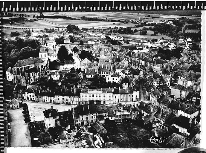 Vue aérienne rapprochée avec, à gauche la place Carrière, à droite la rue du Putoir.