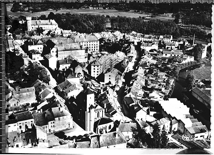 Vue aérienne rapprochée avec, au premier plan l'église Saint-Christophe, à droite la rue Verdunoise, à l'arrière-plan le couvent des Augustines et le château.