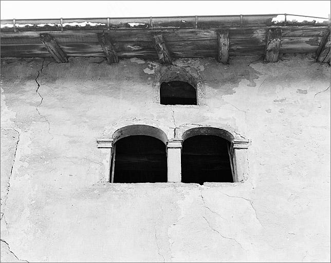 Ferme, élévation antérieure, baies des combles, ensemble face.