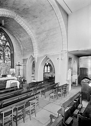 Chapelle. Vaisseau central grandes arcades sud : ensemble trois-quarts droit.