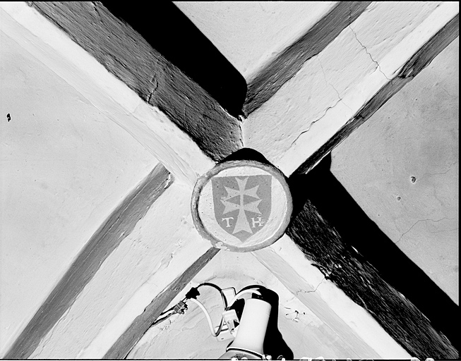 Chapelle. Bas-côté sud : clef de voûte de la deuxième travée (croix du Saint-Esprit).