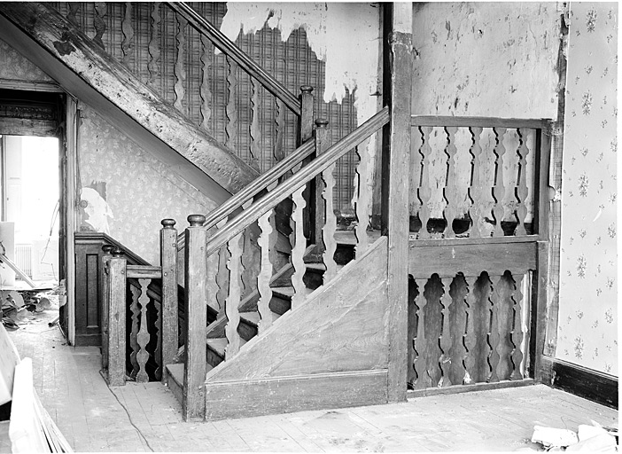 Escalier entre le 2e étage et le comble