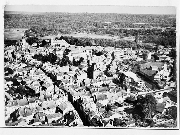 Vue aérienne partielle depuis l'ouest.