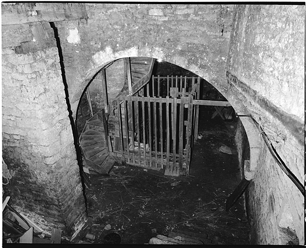 Cave : vue d'ensemble depuis l'escalier côté place Jeanne d'Arc