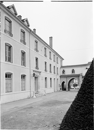 Bâtiment principal. Elévation antérieure. Vue partielle : au fond corps de porche.