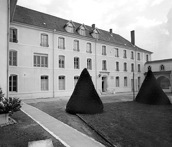 Bâtiment principal. Elévation antérieure : ensemble trois-quarts gauche.