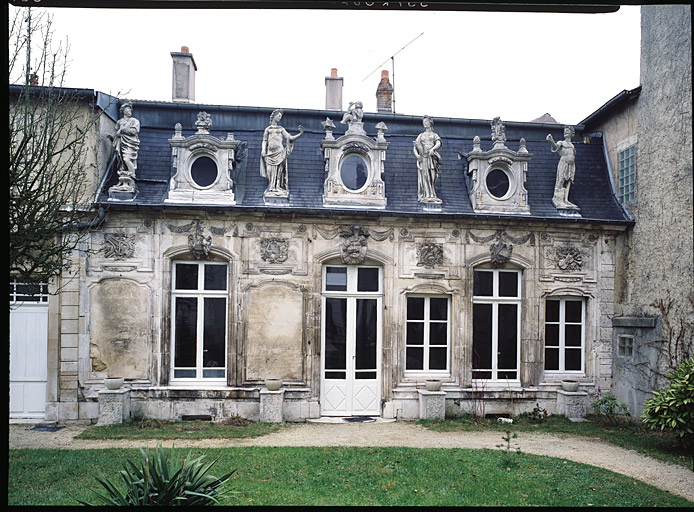 Pavillon, élévation antérieure ; ensemble face. Etat avant travaux.