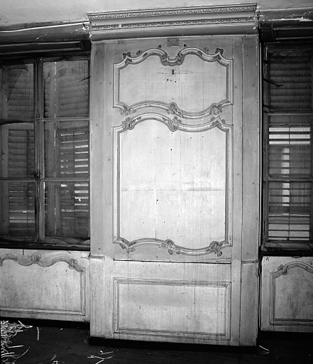 Lambris de hauteur : panneaux entre les deux fenêtres, ensemble.