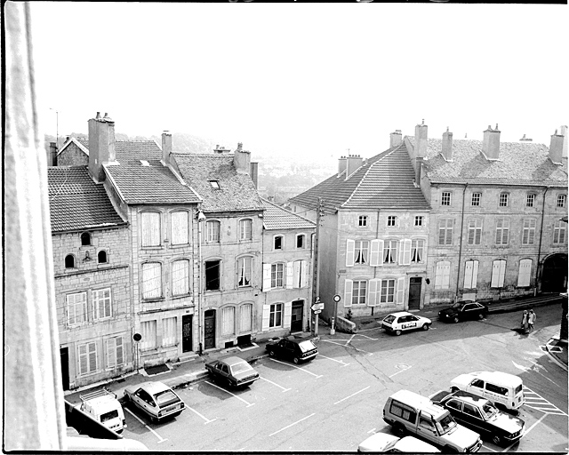 Place Jeanne d'Arc : vue partielle depuis le n° 1, rue Saint-Jean.