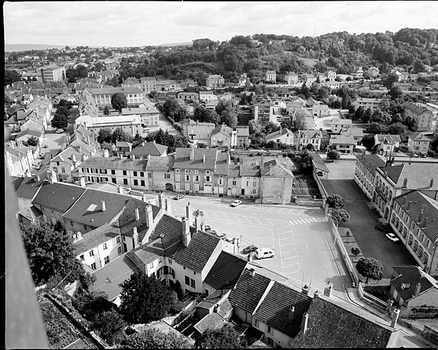 Vue prise depuis la tour-clocher de l'église Saint-Nicolas : la place Carrière.