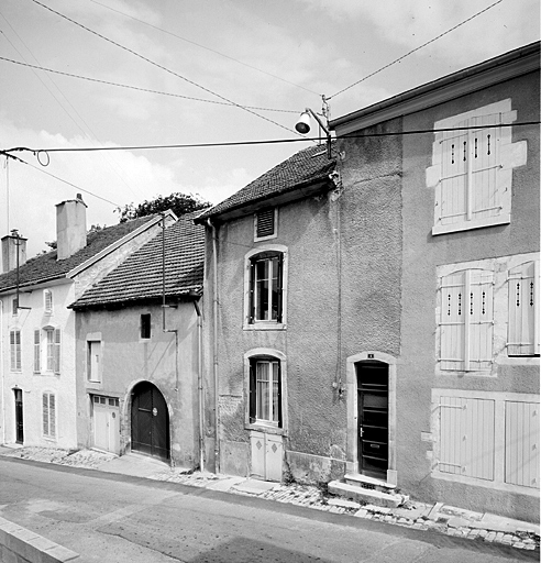 Elévation antérieure : ensemble, trois-quarts droit.