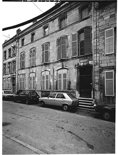 Corps principal : élévation antérieure ; ensemble trois-quarts droit