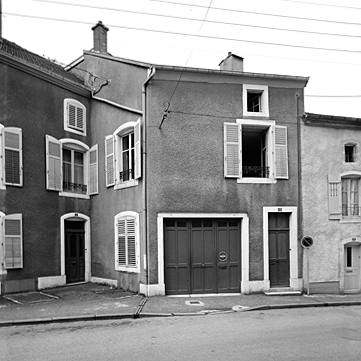 Façades latérale gauche et antérieure : vue d'ensemble.