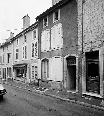 Corps antérieur, élévation antérieure : ensemble, trois-quarts droit.