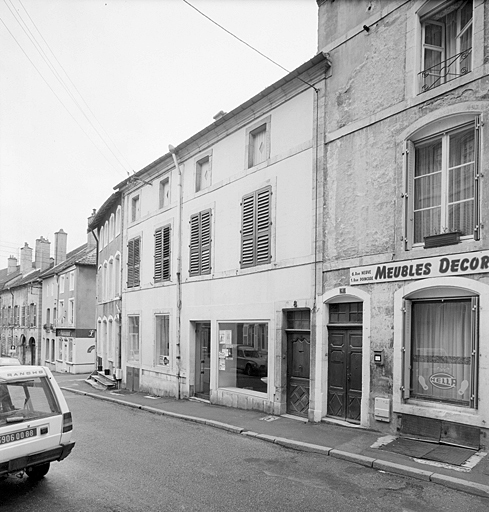 Elévation antérieure : ensemble, trois-quarts droit.