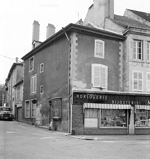 Elévations antérieure et latérale droite, ensemble.