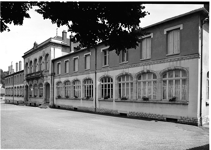 L'école Jean Rostand (15, place Carrière) : ensemble, trois-quarts droit.