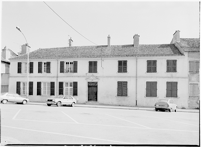 Elévation antérieure : ensemble trois-quarts droit.