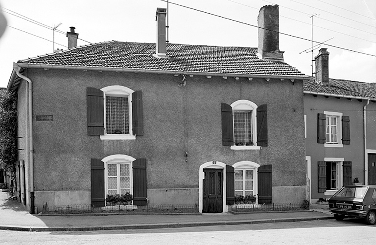 Elévation antérieure : ensemble, trois-quarts gauche.