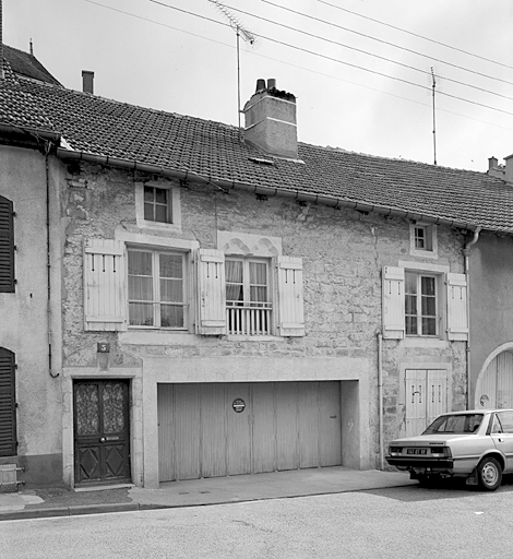 Elévation antérieure : vue d'ensemble, trois-quarts gauche.