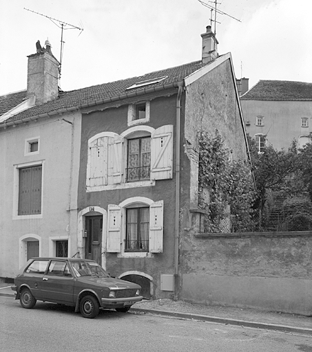 Elévation antérieure, ensemble trois-quarts droit