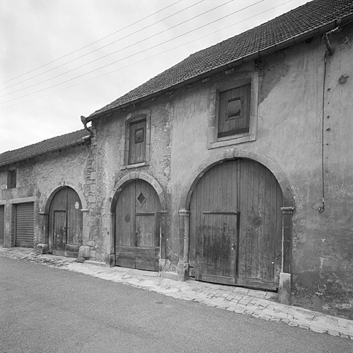 Remise, rue du Château (p. 300), élévation antérieure : ensemble, trois-quarts droit.