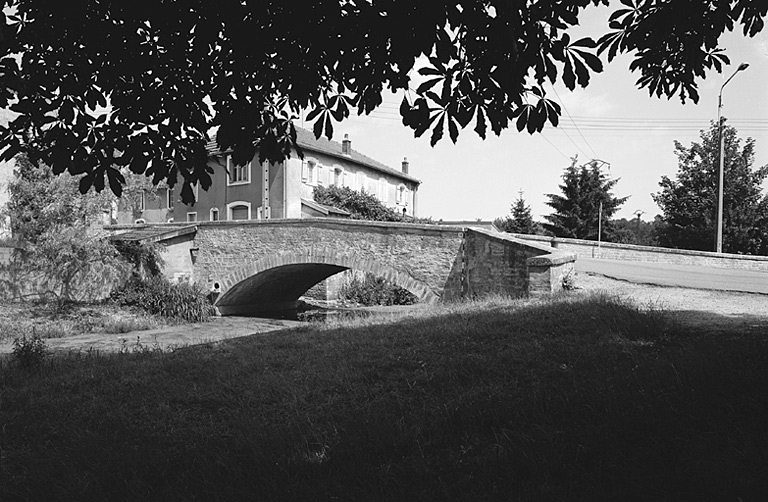 Pont sur le canal des Tanneries, rue des Tanneries : ensemble, côté aval.