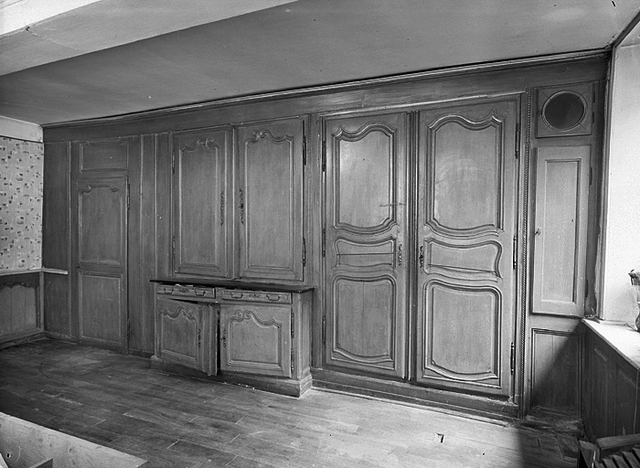 Lambris de hauteur, 2 placards-buffets, porte, horloge.