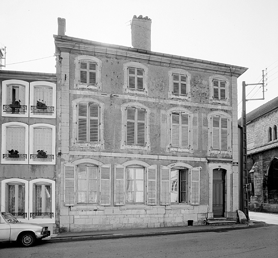 Elévation antérieure : ensemble, léger trois-quarts gauche.