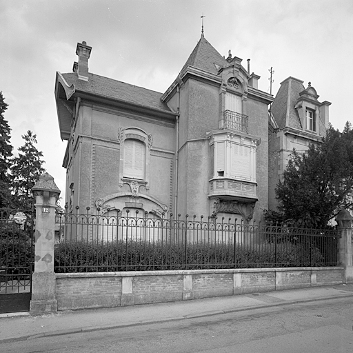 Elévation latérale droite : ensemble, trois-quarts gauche.