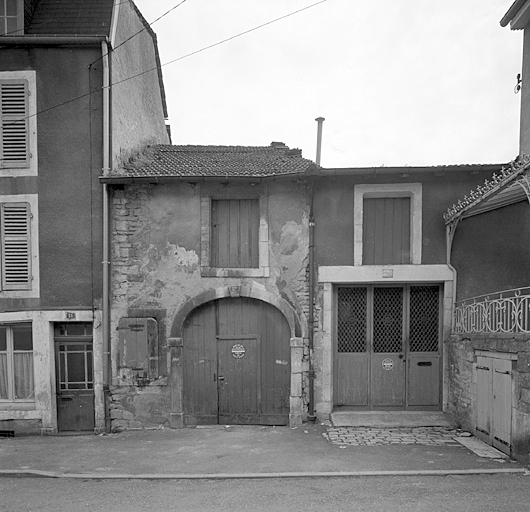 Remise (à gauche sur la photo). Elévation antérieure : ensemble, face.