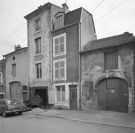 Elévation antérieure : ensemble, trois-quarts droit.