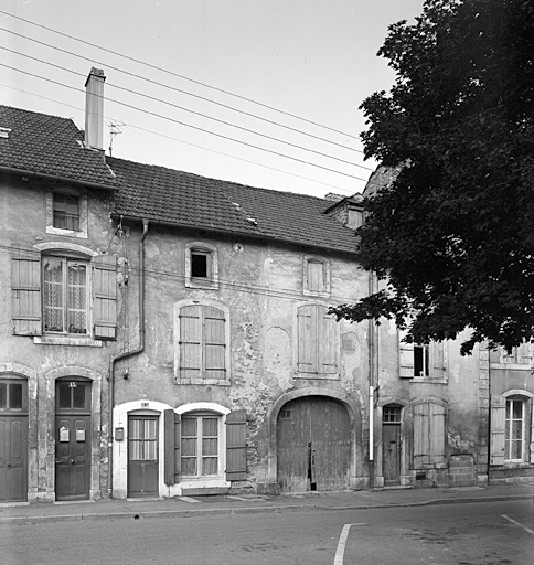 Elévation antérieure : ensemble, léger trois-quarts gauche.