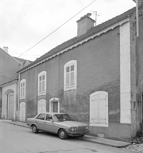 Elévation antérieure : ensemble, trois-quarts droit.