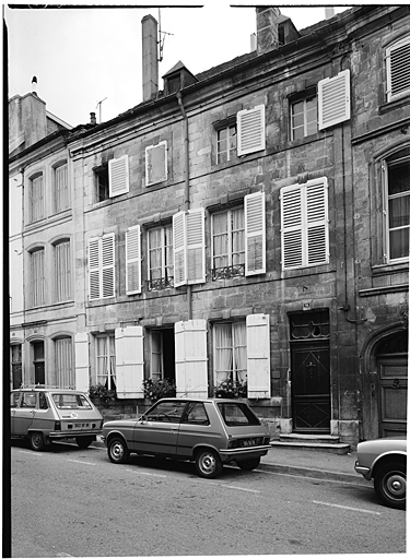 Corps principal, élévation antérieure, ensemble trois-quarts droit