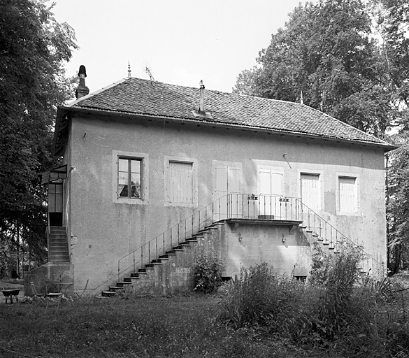 Logis, élévation antérieure : ensemble, trois-quarts gauche.