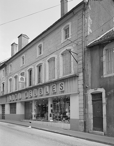 Elévation antérieure : ensemble, trois-quarts droit.