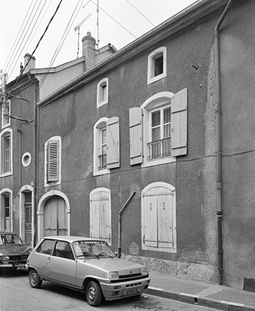 Elévation antérieure, partie gauche : vue d'ensemble, trois-quarts droit.