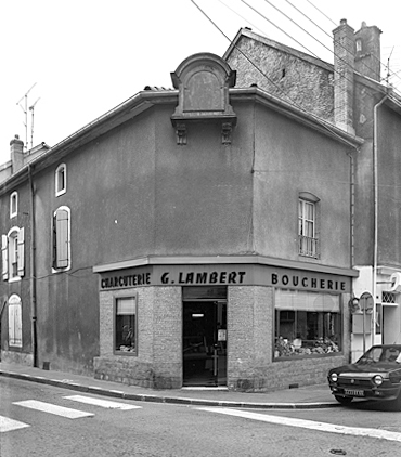 Elévation antérieure, partie droite, et élévation latérale droite : vue d'ensemble.