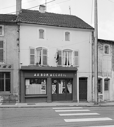 Elévation antérieure : ensemble, face.