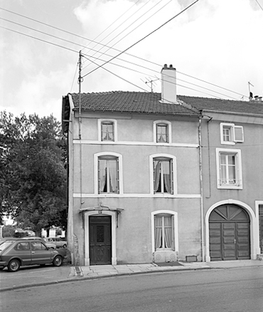 Elévation antérieure : ensemble, léger trois-quarts gauche.