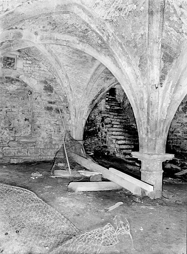 Cave. Vaisseau droit : vue d'ensemble vers l'escalier d'accès depuis la rue.