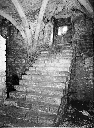 Bâtiment principal. Cave. Escalier d'accès intérieur côté rue du Putoir : ensemble trois-quarts droit