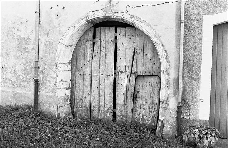 Ferme, élévation antérieure, porte charretière, ensemble trois quarts droit.