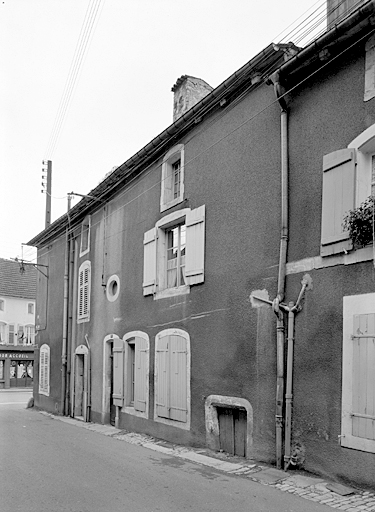 Elévation antérieure, ensemble trois-quarts droit