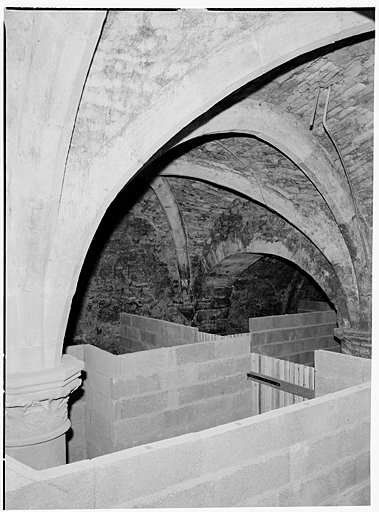 Cave : vue d'ensemble depuis l'escalier sur rue.