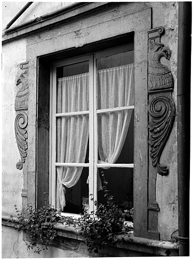 Bâtiment antérieur. Elévation postérieure. Fenêtre du 2e niveau ; ensemble trois-quarts droit.