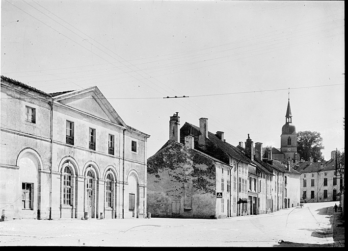 La rue Sainte-Marie à la veille de la seconde guerre mondiale. Au premier plan à gauche, les halles.