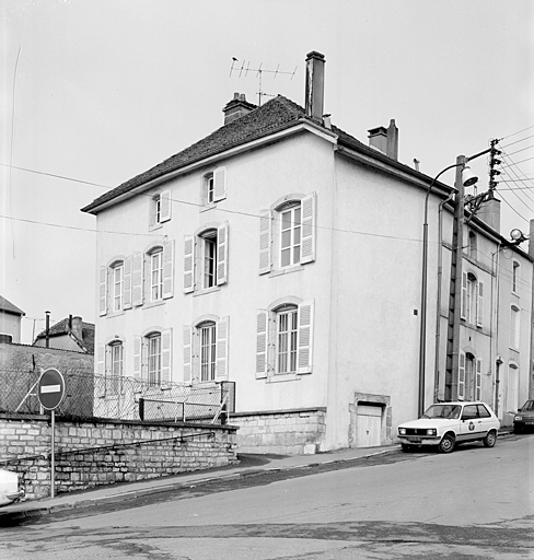 Elévation latérale : vue d'ensemble, trois-quarts droit.